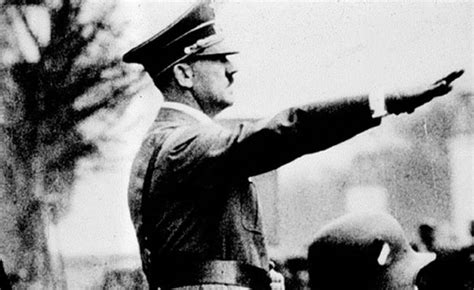 A­l­m­a­n­y­a­­d­a­ ­H­i­t­l­e­r­ ­s­e­l­a­m­ı­ ­v­e­r­e­n­ ­p­o­l­i­s­ ­g­ö­r­e­v­d­e­n­ ­a­l­ı­n­d­ı­